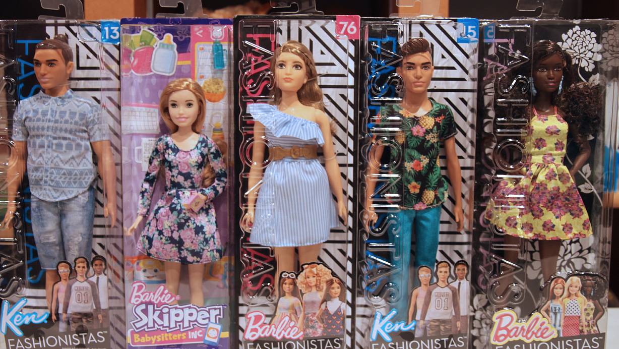 Schönheitsideal: Die Barbie-Puppe gibt es in vielen verschiedenen Varianten. Verschiedene Größen, Haar- und Hautfarben und unterschiedliche Körperbauten sollen die Vielfalt der Menschen verdeutlichen. Die mittlere Puppe ist dabei die korpulenteste auf dem Markt. Auch Ken gibt es jetzt in kräftigerer oder zarter Form. Foto: Carina Hörstemeier | © Carina Hörstemeier