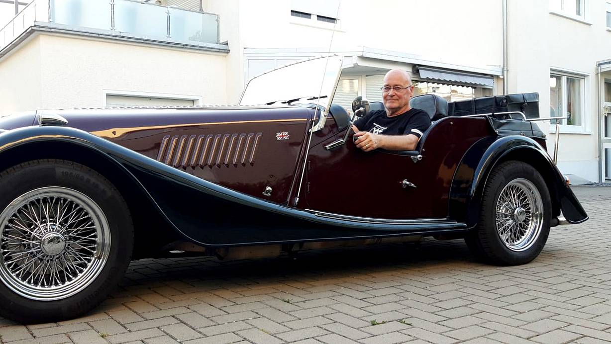 Sein ganzer Stolz: Eckhard Schnier mit seinem Morgan Fourseater. Den Neuwagen schaffte er sich erst in diesem Jahr an. | © Dirk Kröger