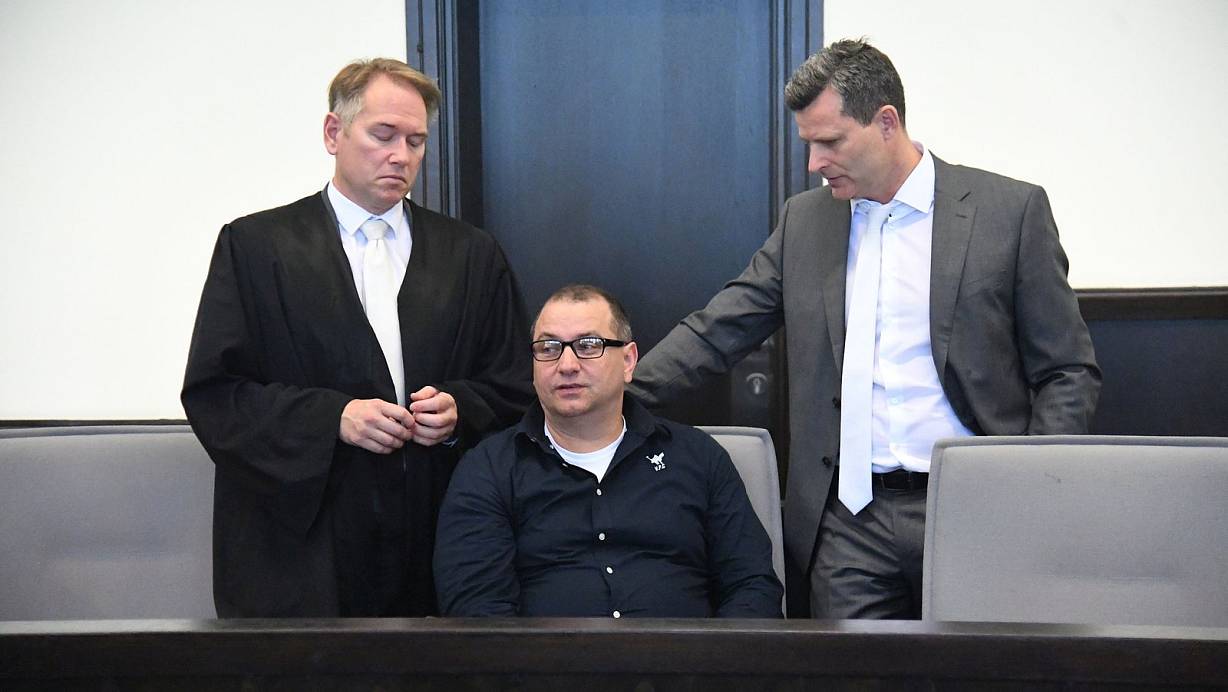 Im Gericht: Der Angeklagte Wilfried W. mit seinen Verteidigern Carsten Ernst (l.) und Detlev Binder. | © Marc Köppelmann