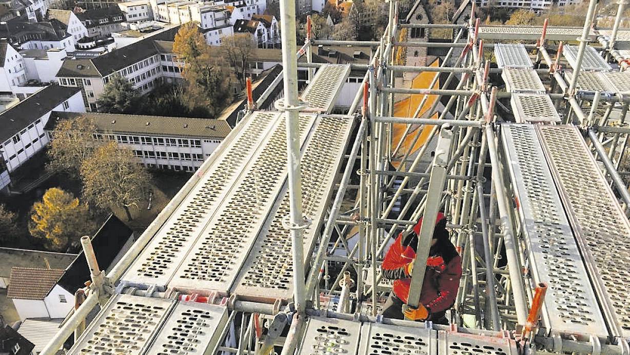 Das Gerüst am Turm des Paderborner Doms mit Blick auf Teile der Innenstadt. | © Sebastian Sanders