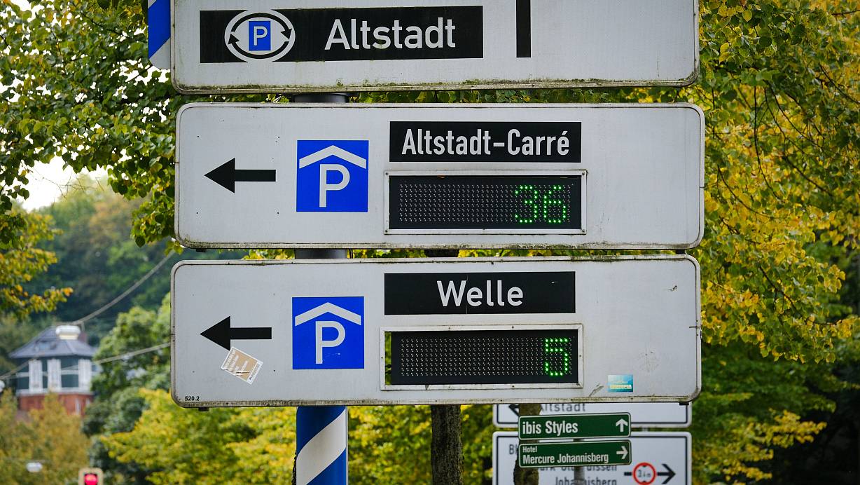 Die Schilder des Parkleitsystems in der Bielefelder Innenstadt verfügen jetzt über eine Restplatzanzeige. | © Andreas Zobe