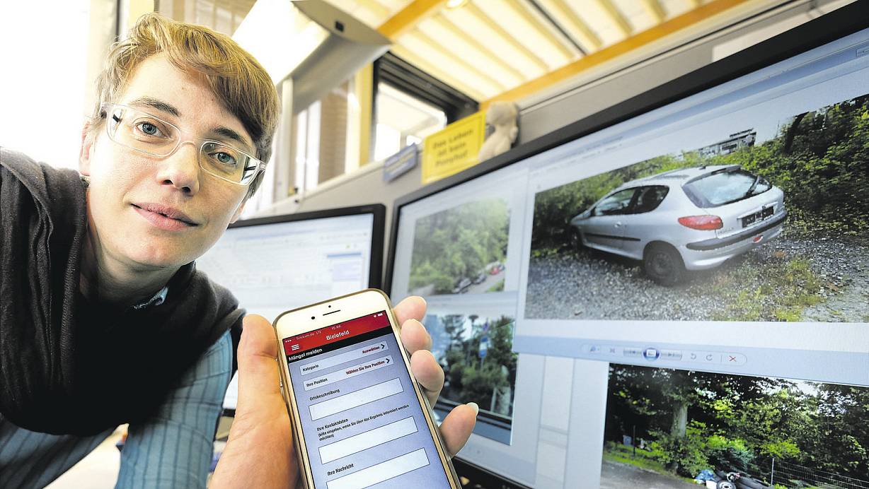 Bei Julia Knoke aus dem Bürger-Service-Center kommen die E-Mails an: Wenn die Bielefelder wilde Müllkippen oder Falschparker über die App "Bielefeld BürgerService" melden, leitet sie die E-Mails an die entsprechenden Dienststellen weiter oder kümmert sich selbst. | © Andreas Frücht