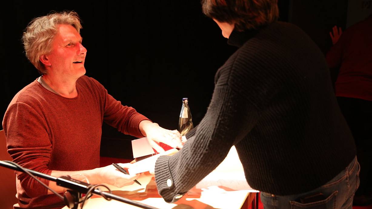 Begehrt: Nicht nur Annelene Schulte, sondern etlcihe andere Besucher der Lesung lassen sich in der Pause ein Buch vom Autor signieren. Foto: Elke Niedringhaus-Haasper | © Elke Niedringhaus-Haasper