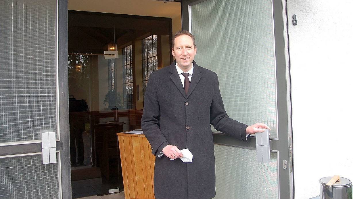 Holger Ebke bereitet eine Trauerfeier in der Friedhofskapelle in Pr. Oldendorf vor. | © Ingrun Waschneck