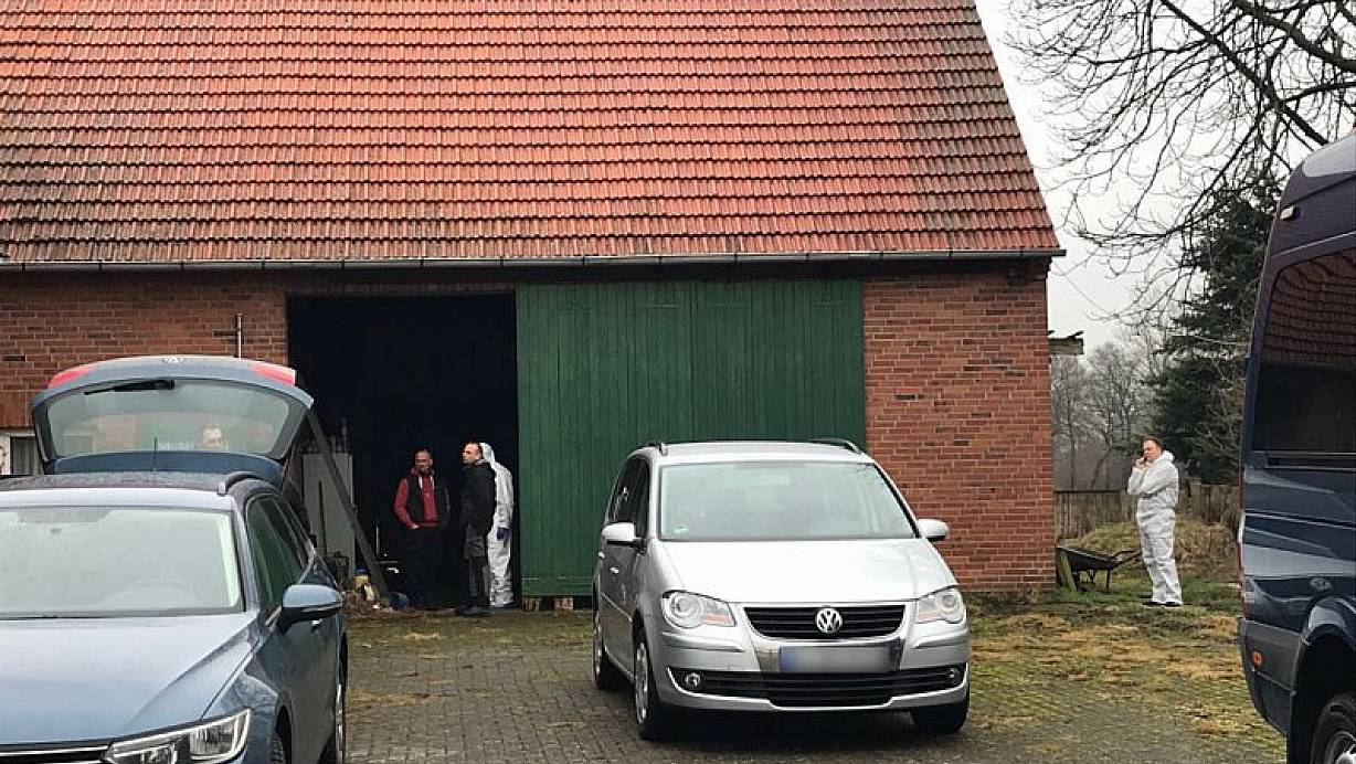 Ermittler auf dem Gehöft in Hille, hier wurde am Freitag die Leiche von Fadi S. gefunden. | © Stefanie Dullweber