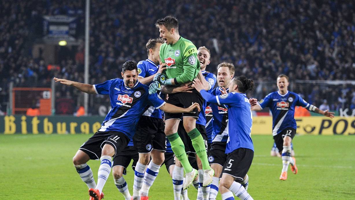Jubelnde Arminen: Der Sieg im Elfmeterschießen im DFB-Pokal gegen Borussia Mönchengladbach war einer der großen Höhepunkte in der vergangenen Saison. | © Christian Weische