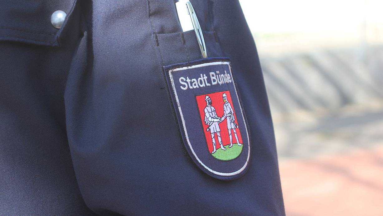 Jeweils 228,50 Euro sollen laut Ordnungsamt drei Bünder bezahlen, die sich am 11. April in der Stadt unterhalten haben. | © Florian Weyand