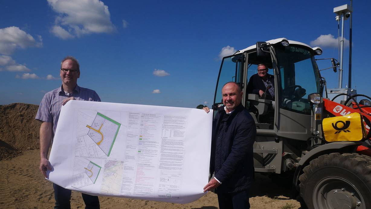 Michael Berhorst (l.), Generalunternehmer Franz-Josef Kaimann und Bürgermeister Andreas Bee freuen sich über den geplanten DHL-Zustellstützpunkt im Gewerbegebiet „Hohe Kamp". | © Klaus Karenfeld