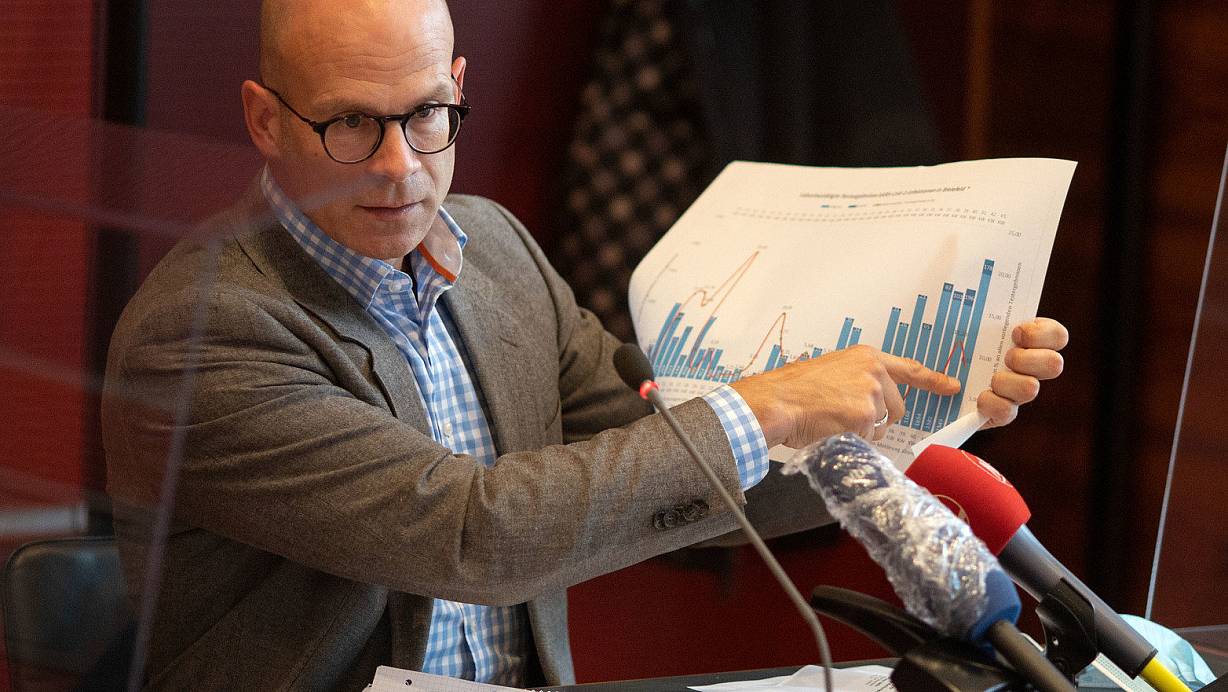 <div>Zahlen, immer wieder Zahlen: Krisenstabsleiter Ingo Nürnberger dürfte mittlerweile für ein Mathematikstudium befähigt sein. Er präsentiert fast täglich neue Zahlen.</div><div><br /></div> | © Oliver Krato