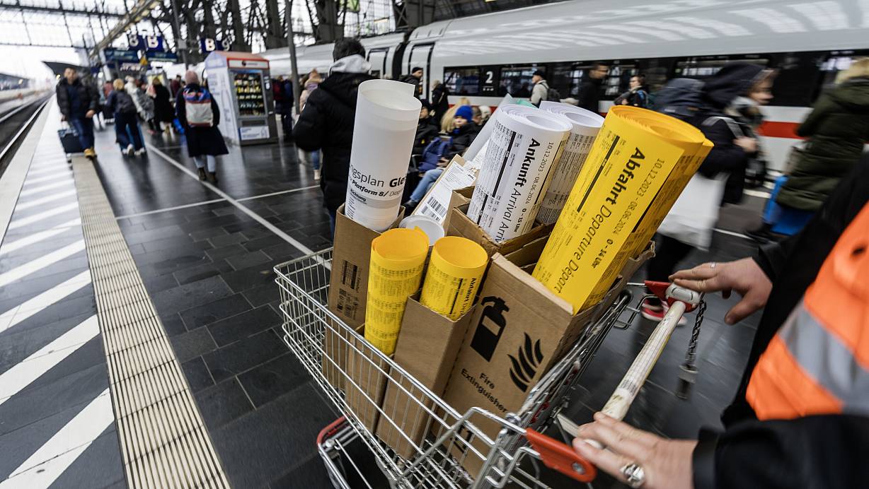 Ein Mitarbeiter vom Bahnhofsmanagement transportiert die neuen Fahrpläne im Frankfurter Hauptbahnhof. | © dpa