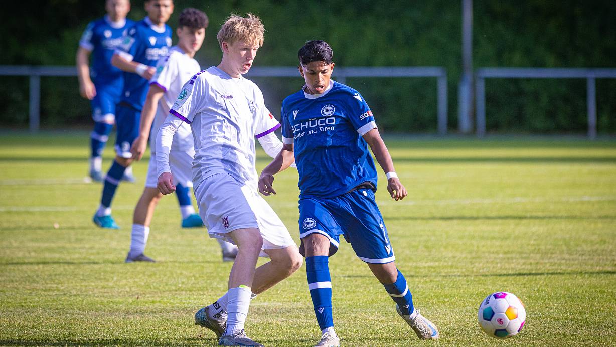 Arminias Jenath Jeesin (r.) und seine U19 mussten in Osnabrück den späten Ausgleich hinnehmen. | © Mike-Dennis Müller