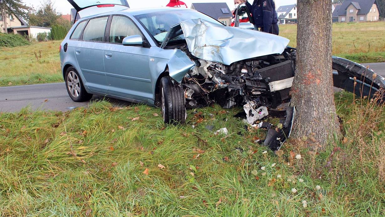 Der Audi der jungen Frau aus Espelkamp prallte frontal gegen den Baum. | © Polizei Minden-Lübbecke