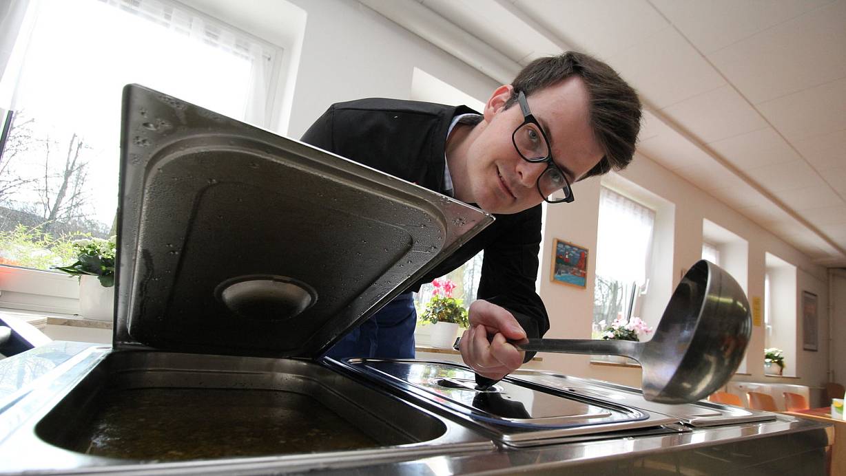 Im Einsatz: NW-Lokalchef Jens Ostrowski hat für die Aktion "Ein tag für andere" in der Gütersloher Suppenküche ausgeholfen. | © Marten Siegmann