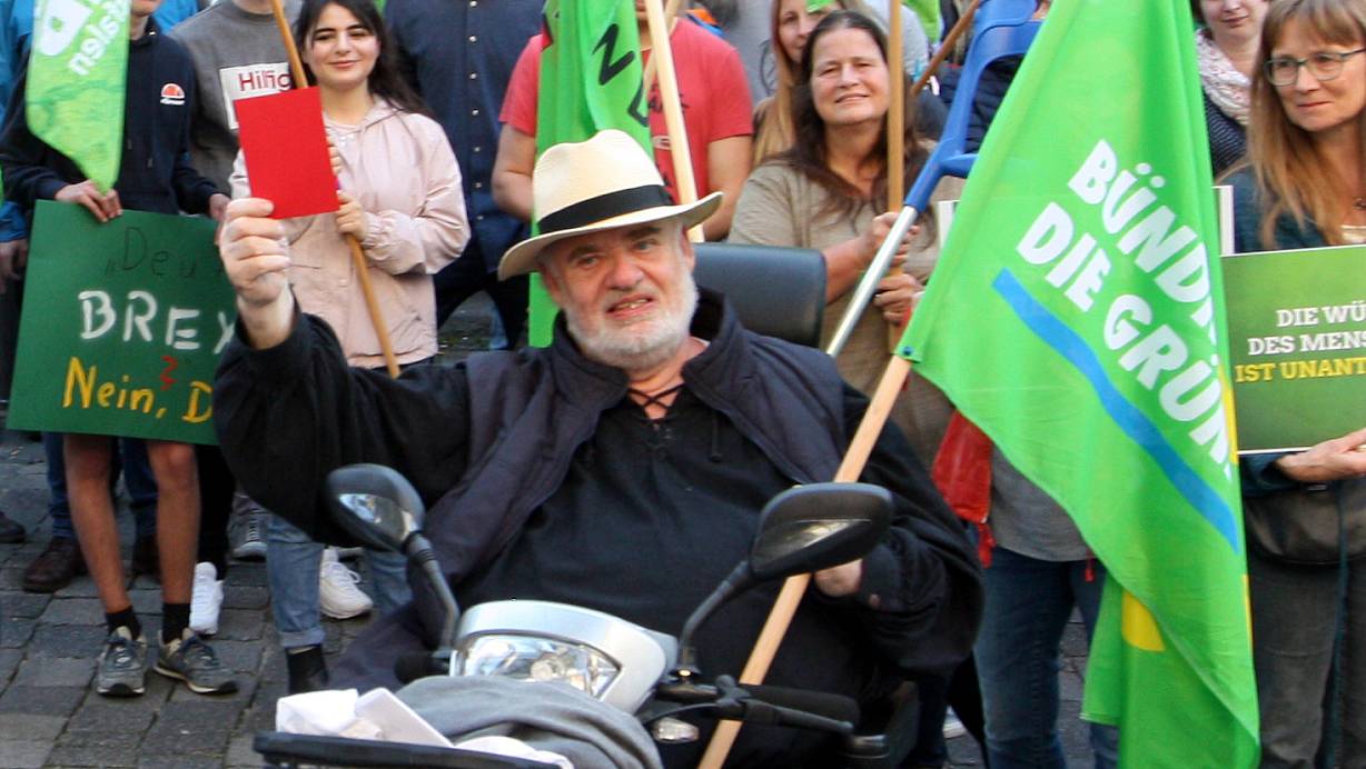 Reinhold Zühlke hat sich jahrelang für die Grünen in Büren und auch im Kreistag eingesetzt, wie hier bei der Demo gegen die AFD in Büren im vergangenen Sommer. | © Uwe Müller