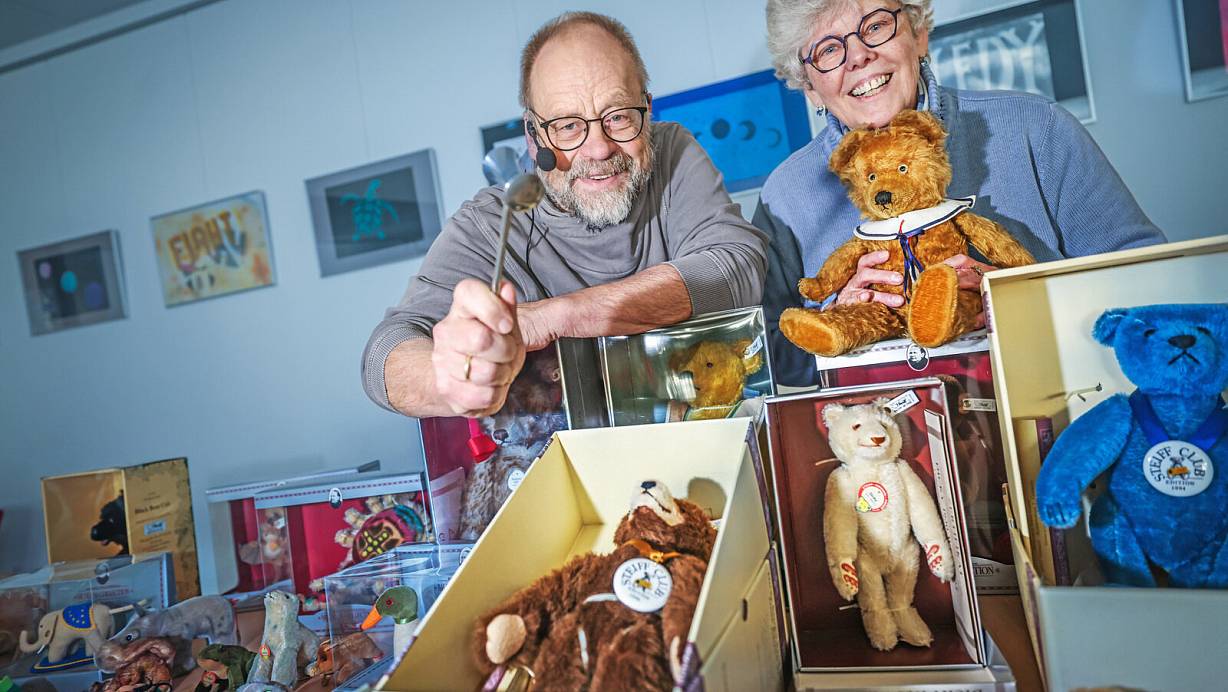 Auktionator Christian Presch brachte die Sammlerstücke von Petra Kleinlanghorst unter den Hammer. | © Sarah Jonek