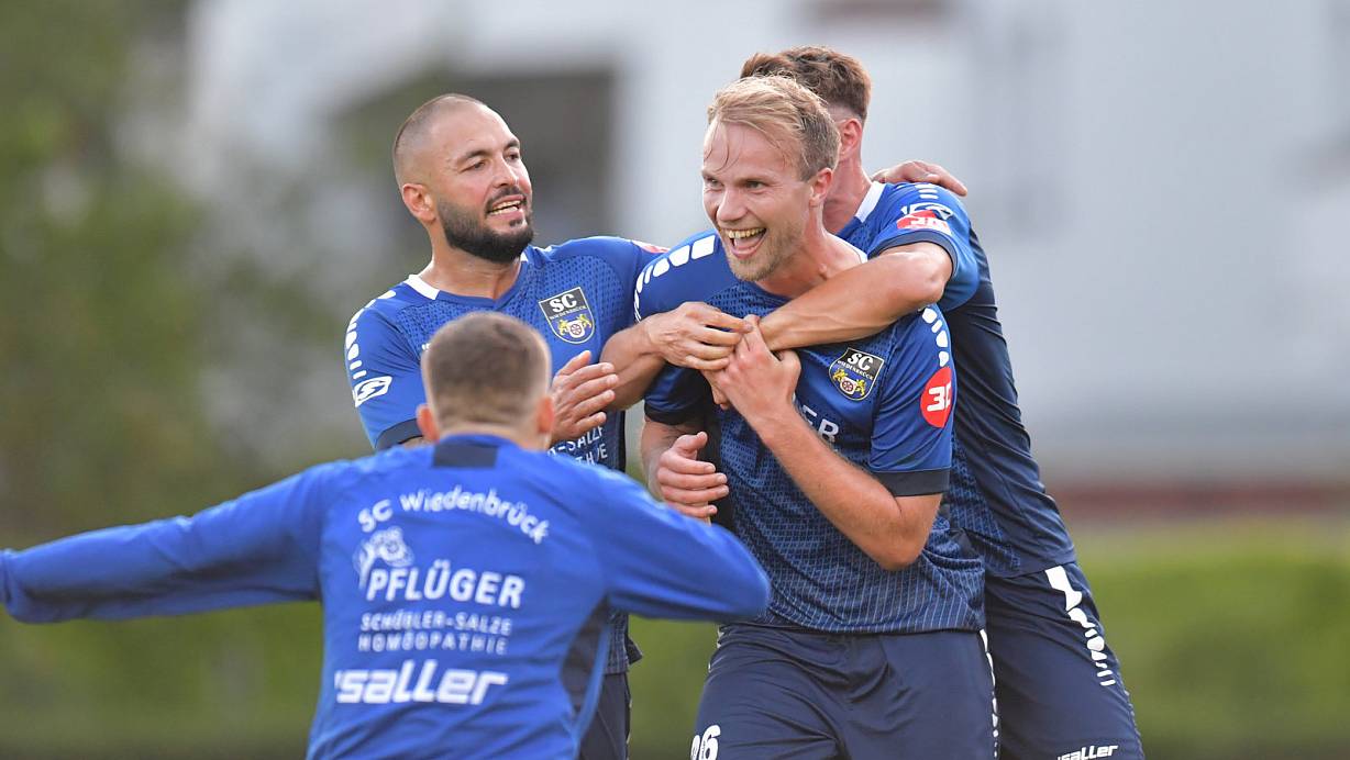 Erfolgserlebnis: Gleich im ersten Pflichtspiel f&uuml;r den SC Wiedenbr&uuml;ck, beim 4:0-Sieg &uuml;ber den SV R&ouml;dinghausen, trug sich Hendrik Lohmar per Elfmeter in die Torsch&uuml;tzenliste ein. Danach bejubelte er mit den Teamkollegen um Saban Kaptan den Einzug in den DFB-Pokal. | &copy; Jens D&uuml;nh&ouml;lter