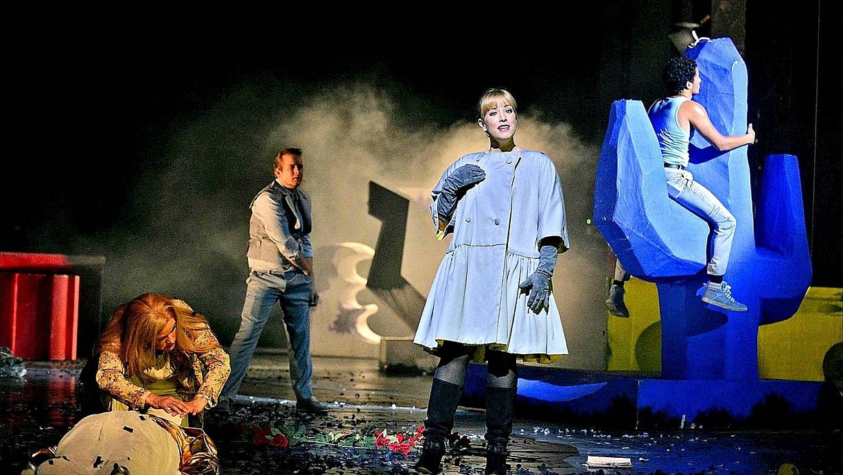 Melanie Kreuter, Daniel Pataky, Christiane Linke und Schauspieler Omar El-Saeidi (v. l.) in einer düsteren Szene im zweiten Akt der Oper "Orlando". | © FOTOS: MATTHIAS STUTTE