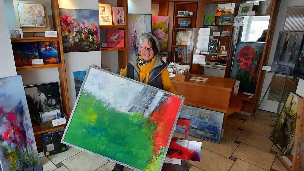 Im Gebäude der ehemaligen Engel-Apotheke und des Reformhauses ist Sabine Diedrichs neue farbenfrohe Galerie "Farbpunkt" zu finden. | © Madita Schellenberg