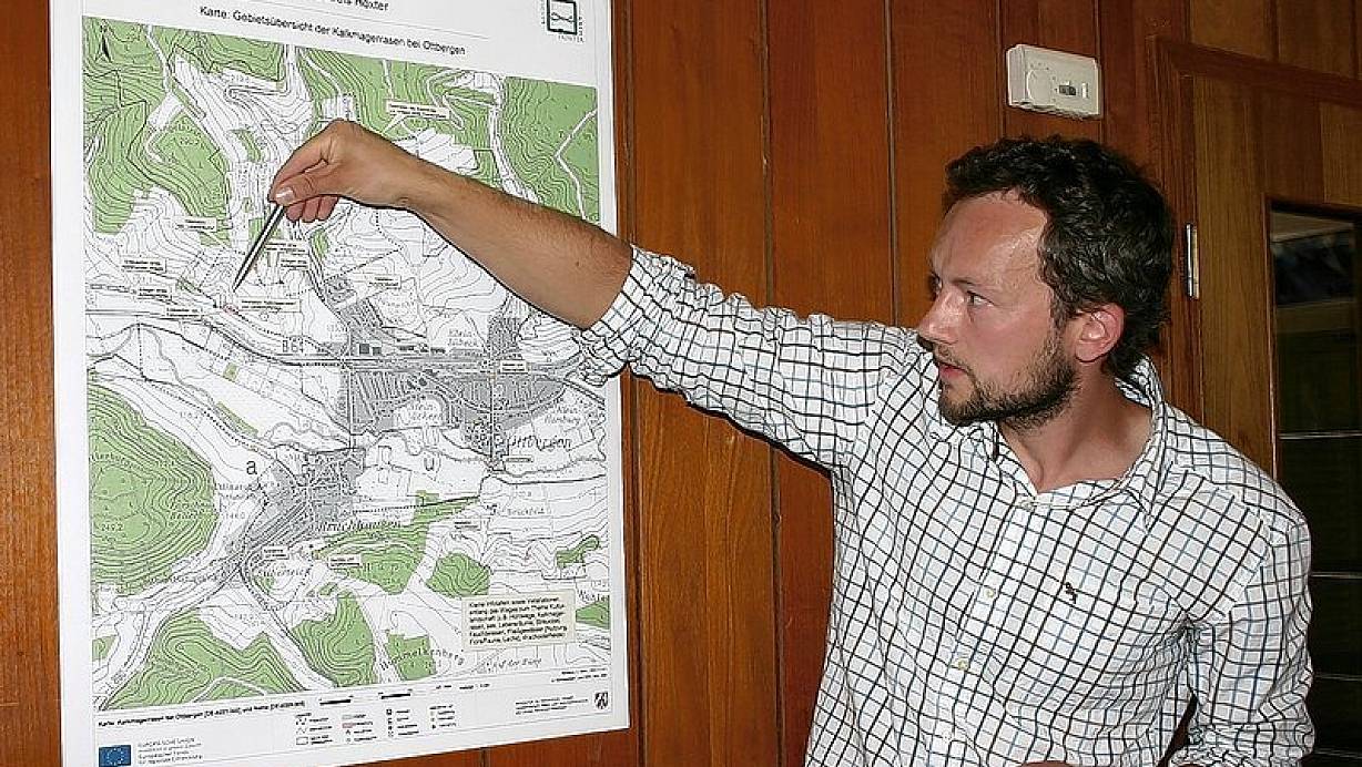 Landschaftsplaner Diego Kramer präsentierte auf der gemeinsamen Sitzung der Ortsausschüsse Bruchhausen und Ottbergen den vorgesehenen Rundwanderweg um die Nethedörfer. | © FOTO: SEBASTIAN BEUG