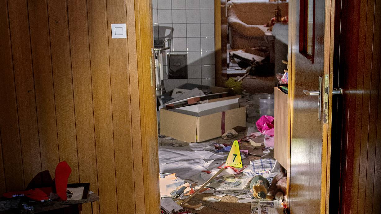 Eine Aufnahme vom Tatort: Die Verbrecher müssen den Rentner über längere Zeit misshandelt haben. Dann ließen sie ihr Opfer lebengefährlich verletzt liegen. | © Polizei Cloppenburg
