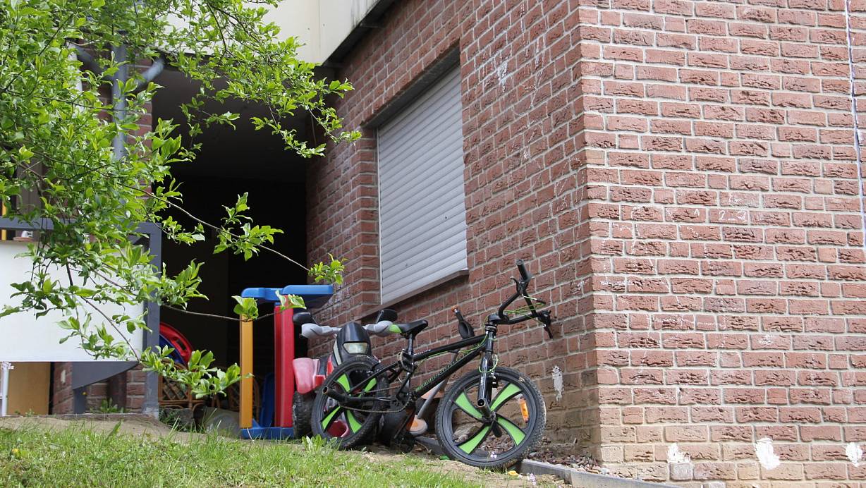 Das Haus in Bad Driburg, in dem das Familiendrama geschah. Unter dem Fenster stehen noch die Kinderfahrräder. | © David Schellenberg