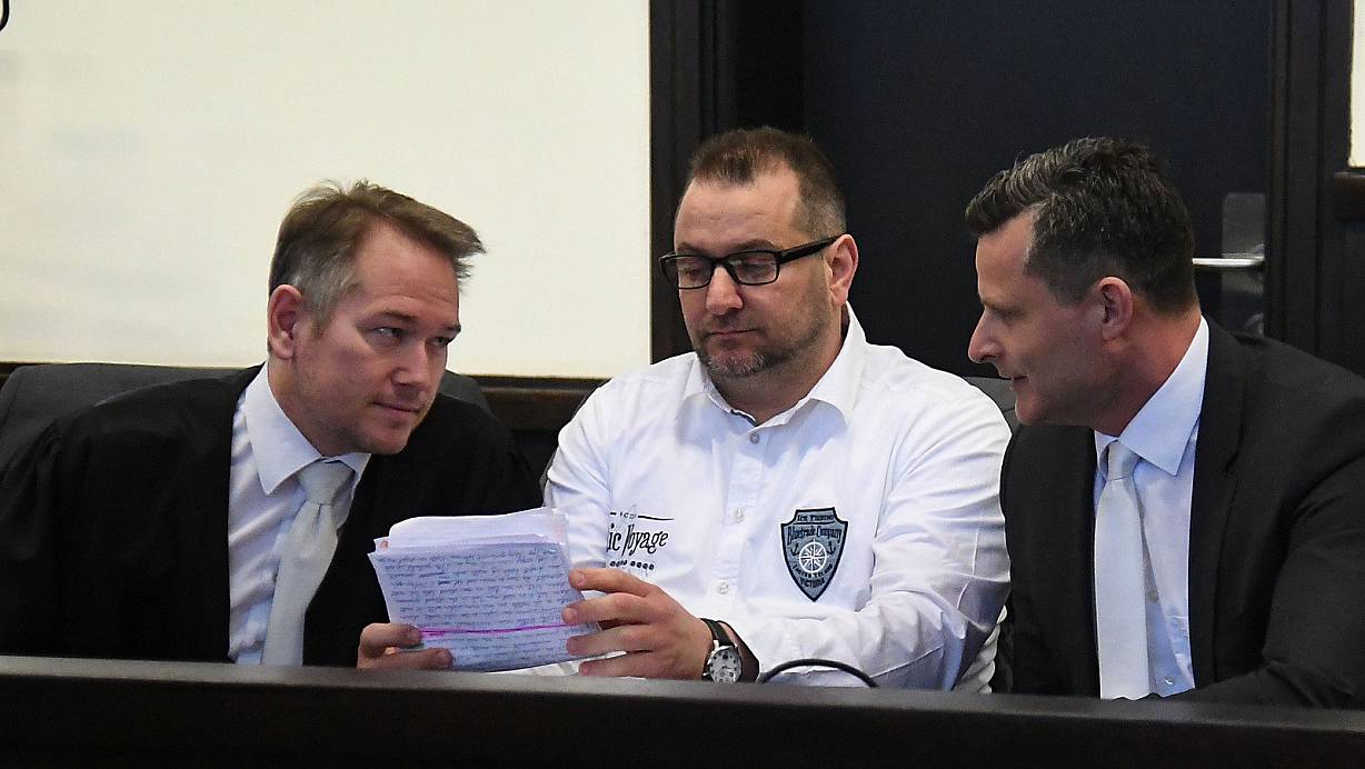 Adrett: Bislang erschien Wilfried W. an allen Verhandlungstagen leger im Sweatshirt oder Pullover vor Gericht. Für seine Aussage hatte er ein weißes Hemd angezogen.  | © Marc Köppelmann