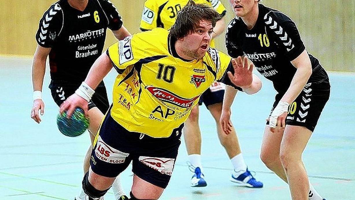 Nach einer kleinen Torflaute war Lennart Pamp (am Ball) im Spiel gegen HSG Gütersloh wieder voll da. Der Kreisspieler traf fünf Mal beim 33:25-Erfolg des CVJM Rödinghausen. | © FOTO: U. FINKEMEYER