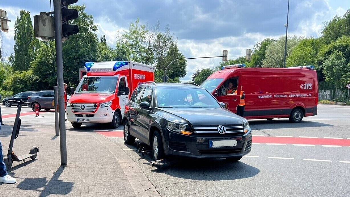 Ein 83-jähriger Pkw-Fahrer übersah beim Abbiegen in Gütersloh zwei Jungen auf einem E-Roller. | © Thorsten Heß