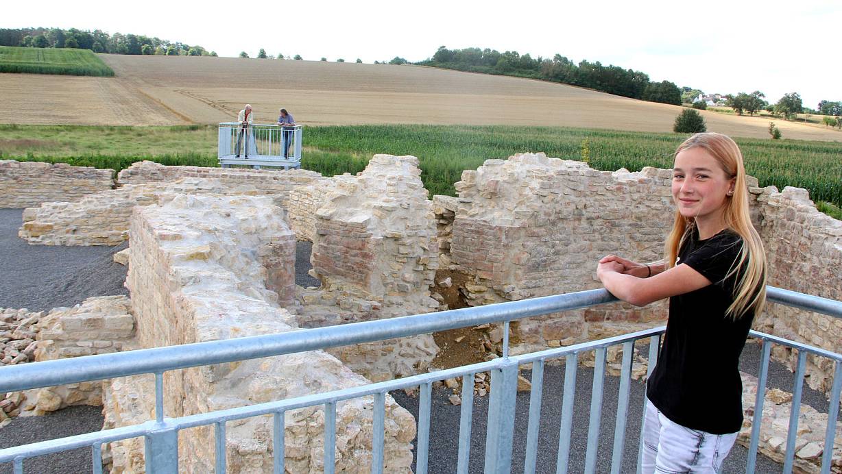 Schülerin Janica (13) aus Warburg ist eine der ersten Besucherinnen der nun freigegebenen Holsterburg-Anlage. FotoS: Burkhard Battran | © Burkhard Battran