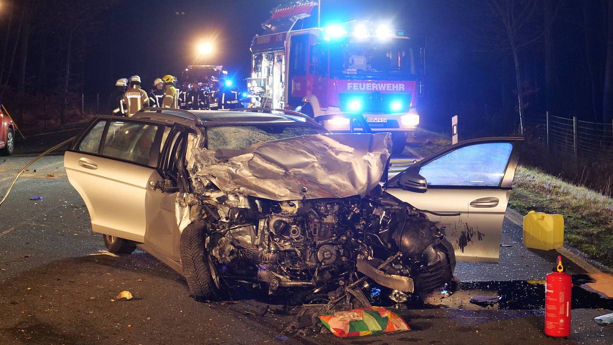 Bei einer Massenkarambolage auf der Landstra&szlig;e 776 in H&ouml;he des Flughafens Paderborn/Lippstadt wurde am Samstagabend eine Person get&ouml;tet. Sechs weitere wurden verletzt, zwei von ihnen schwer. | &copy; Ralph Meyer