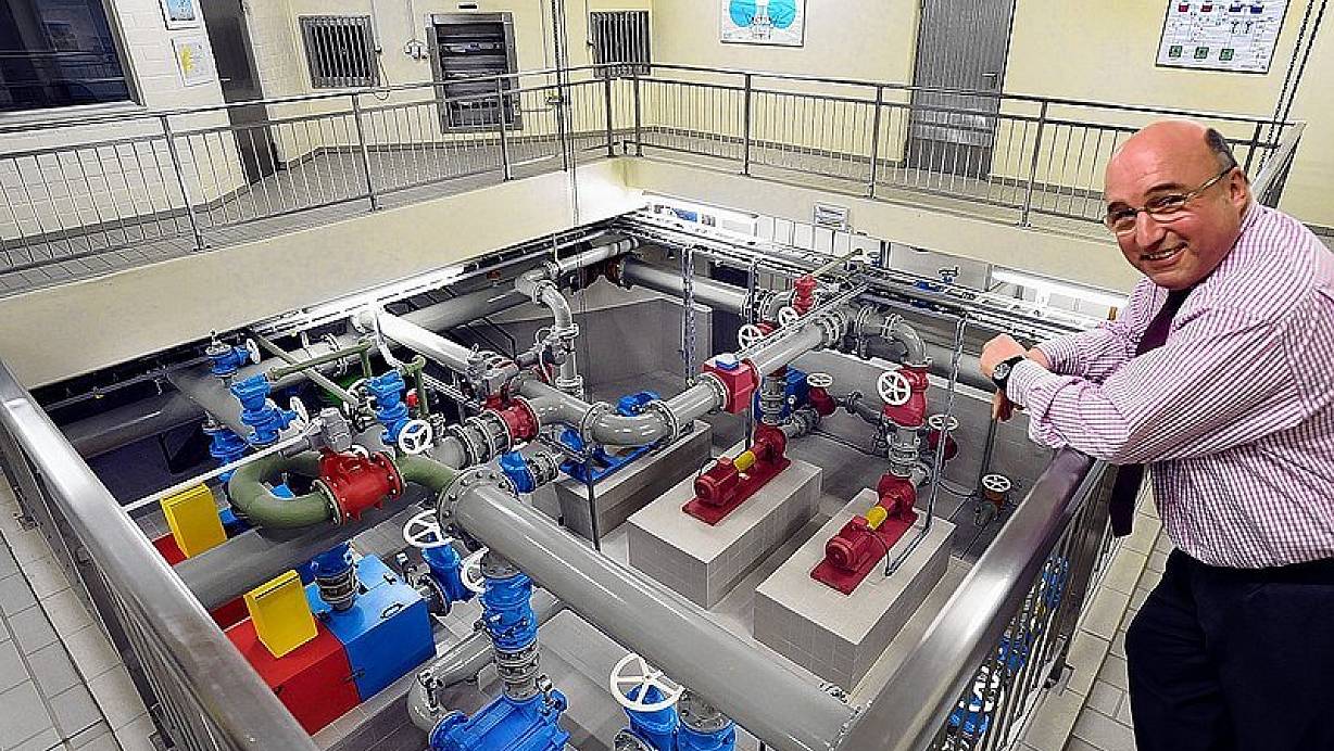 Die Pumpen im Wasserwerk Boker Heide sorgen dafür, dass das Wasser von hieraus nach Delbrück, Paderborn und Salzkotten gelangt. "Im Falle von starken Niederschlägen wird das Wasser gechlort, ehe es das Werk verlässt", sagt Michael Bernemann, Prokurist der Paderborner Wasserwerke. | © FOTOS: REINHARD ROHLF