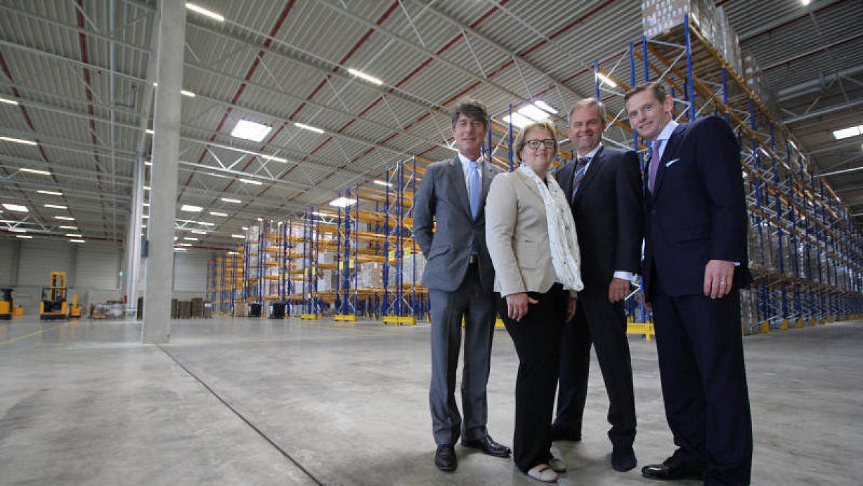 Viel Platz für die Zukunft: Jochen Häger von ProWerk (v. l.), Loewe-Geschäftsführerin Kerstin Liefting, der Präsident der IHK Ostwestfalen zu Lippe, Wolf Dietrich Meier-Scheuven und Loewe-Gesellschafter Markus von Nordeck weihen die 9.000 Quadratmeter große, neu angemietete Lagehalle an der Röntgenstraße 12 ein. | © Foto: Marten Siegmann