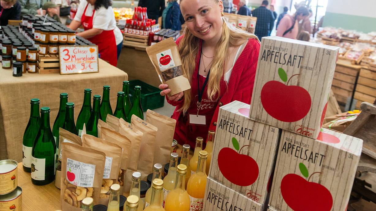 Für das Apfelblütenfest ist der Hofladen in eine größere Halle umgezogen. Hier berät Paula Landwehr über die verschiedenen Produkte aus den eigenen Erzeugnissen des Obsthofes und die anderen Produkte im Sortiment. | © Ralf Bittner
