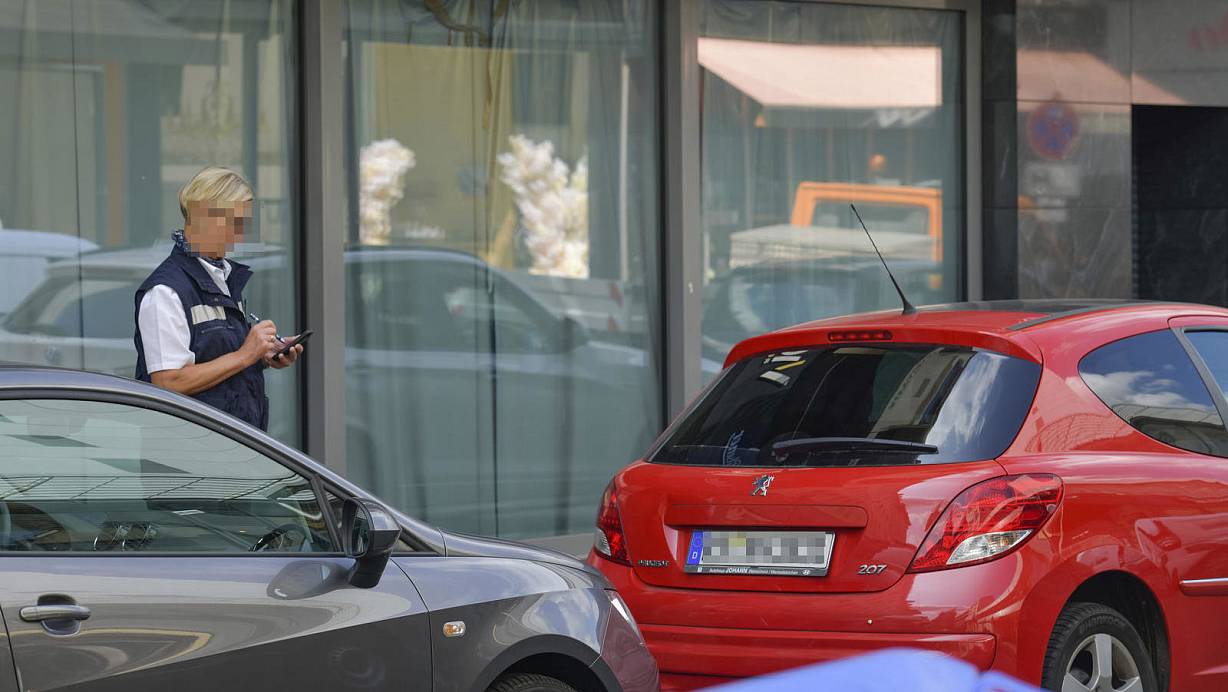 Mithilfe des Smartphones können Bürger selbst zur Politesse werden - zumindest fast. Das Knöllchen selbst schreibt immer noch das Ordnungsamt. | © picture alliance