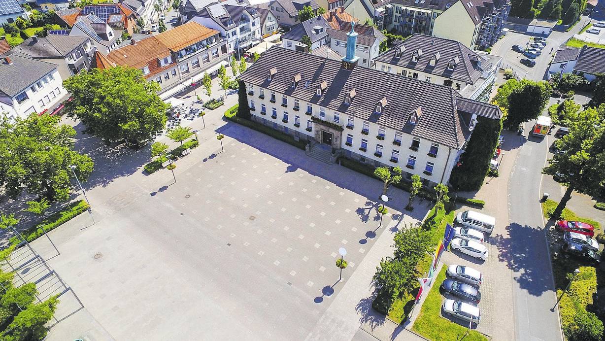 Steht noch: Das Bad Lippspringer Rathaus ist der Sitz der Stadtverwaltung, genügt aber nicht mehr aktuellen Ansprüchen. Beispielsweise ist auf den Fluren Musik zu hören, damit der Inhalt der Gespräche aus den Büros nicht nach draußen dringt. | © Jens Reddeker