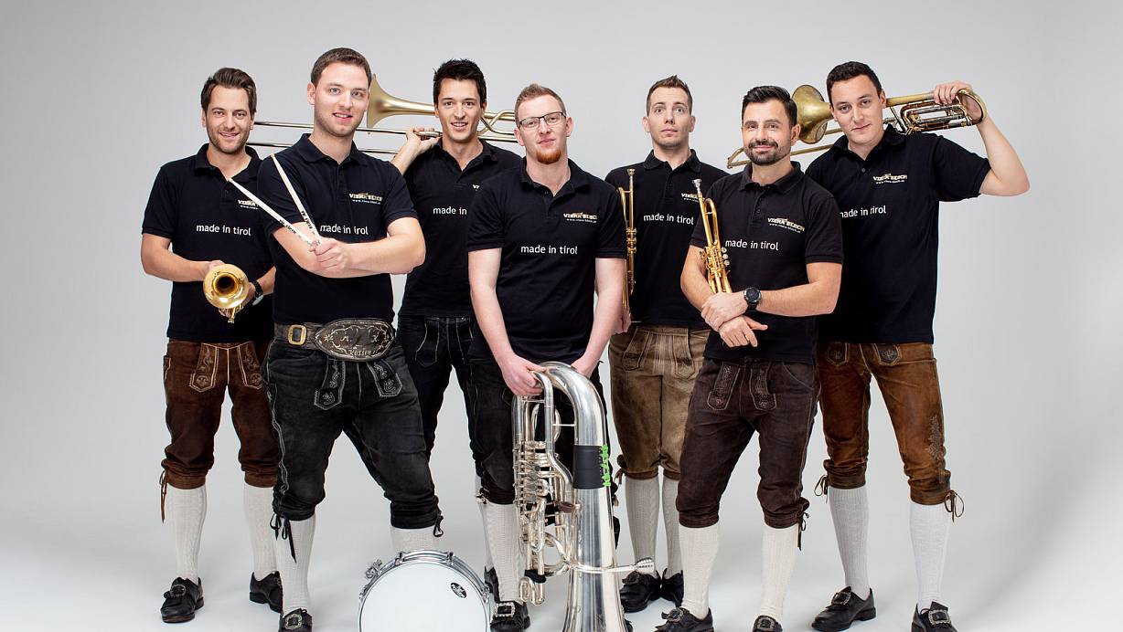 „Made in Tirol“ steht auf den Polo-Hemden. Daher kommen die sieben jungen Männer. Im Juli 2021 spielt „Viera Blech“ beim Senne Brass am Safariland. Die Band will eine Mischung aus traditioneller Blasmusik und einer Prise Humor mitbringen. | © Klaus Mittermayr