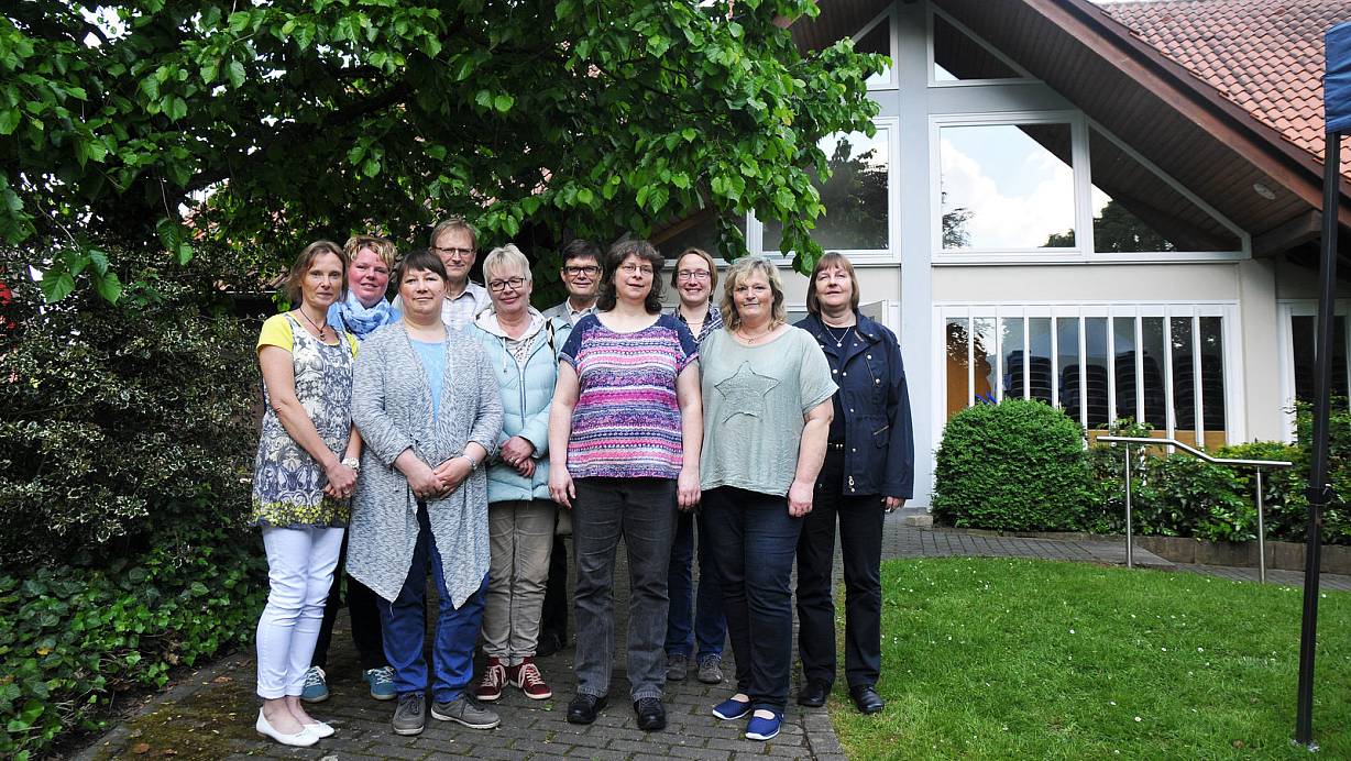 Vor dem Gemeindehaus: Die Presbyter Melanie Mathes (v.l.), Patricia Rettberg, Valentina Apelt, Ingo Thiele, Pastorin Brigitte Janssens, Pastor Ulrich Gressog, Pastorin Susanne Dremel-Malitte, Presbyterin Jutta Brünger, Küsterin Anette Berger und Pastorin Elke Berg. | © STEFANIE BOSS