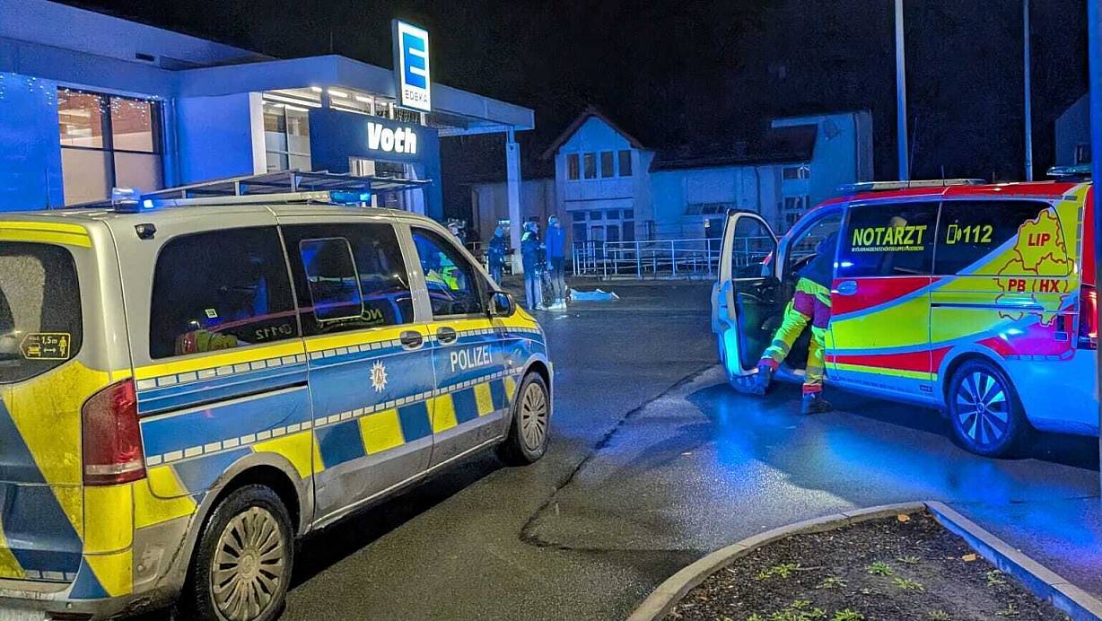 Die tödliche Messerattacke im Kassenbereich des Edeka-Marktes in Brake macht weiter fassunglos. Jetzt wurde bekannt: Jemand soll den am Boden liegenden getöteten Jugendlichen gefilmt und das Video verbreitet haben. | © Annika Langhagel