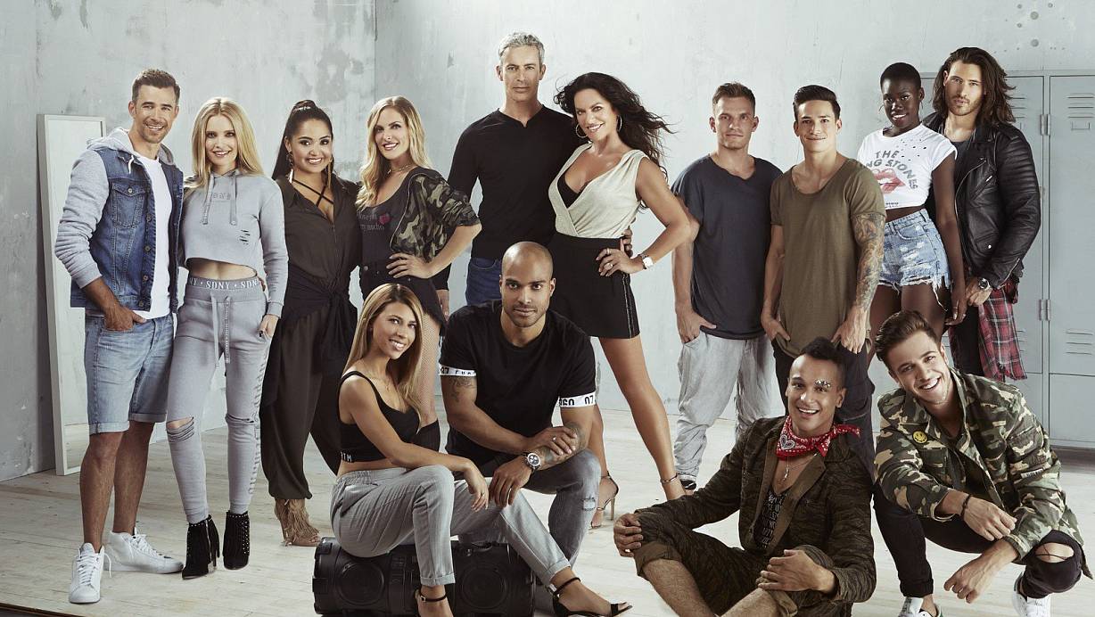 Die Kandidaten bei "Dance Dance Dance" (h.v.l.): Jo Weil und Mirja du Mont, Bahar Kizil und Sandy Mölling, Gedeon Burkhard und Christine Neubauer, Andreas Bretschneider und Marcel Nguyen, Aminata Sanogo und Marc Eggers. (V.v.l.): Suzan und David Odonkor, Prince Damien und Luca Hänni. | © MG RTL D / Marie Schmidt