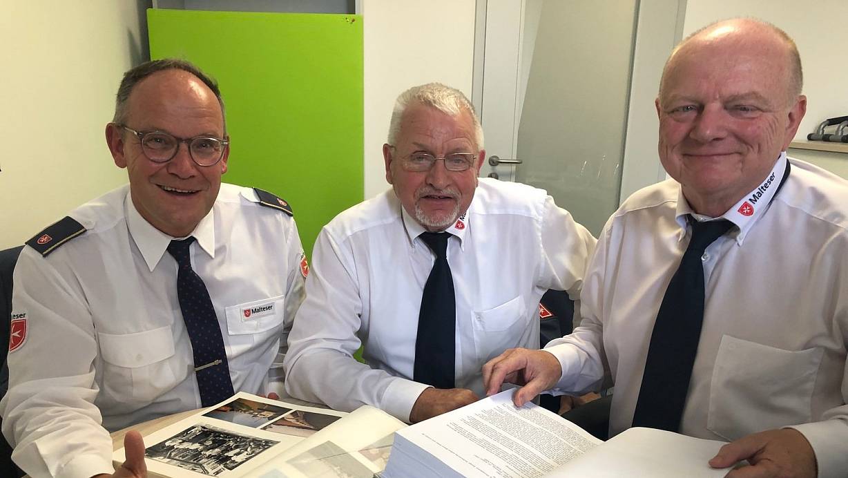 Die Paderborner Malteser Wolfgang Röver, Wilfried Schild und Wolfgang Triller (v. l.) betreuten 1989 in Budapest ausreisewillige DDR-Bürger. | © Frank Kaiser