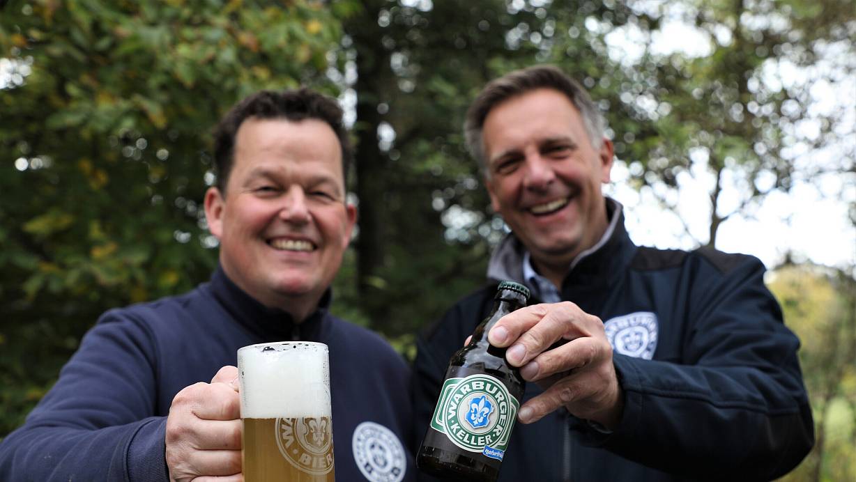 Prost auf eine gelungene Kreation: Braumeister Peter Schießl (l.) und Brauerei-Geschäftsführer Franz-Axel Kohlschein mit dem neuen Bier, das ab sofort im Markt erhältlich ist. | © Simone Flörke