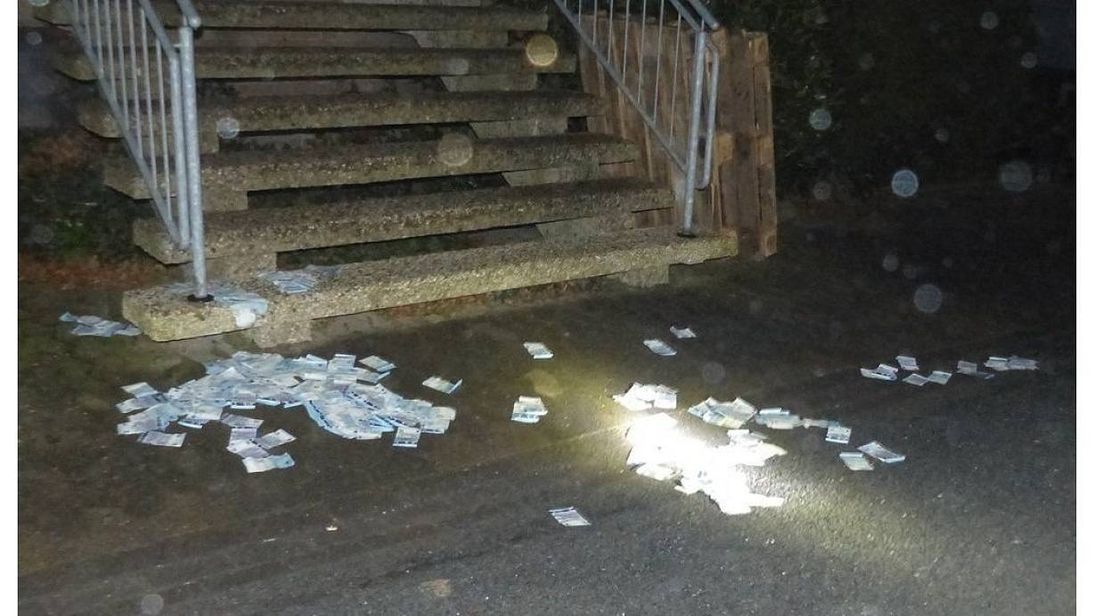 Bei ihrer Flucht im Januar verloren die Täter mehrere Geldscheine. | © Polizei Minden-Lübbecke