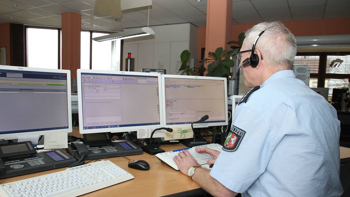Die vier Plätze sind durchgehend besetzt, um die Notrufe entgegenzunehmen. | © Nicole Bliesener