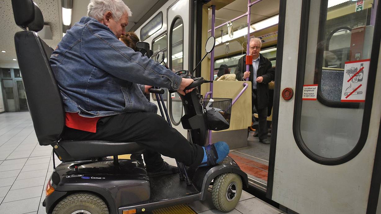 Verboten: Bahnen und Busse dürfen E-Scooter-Fahrer in vielen OWL-Städten nicht nutzen (Symbolbild). | © dpa