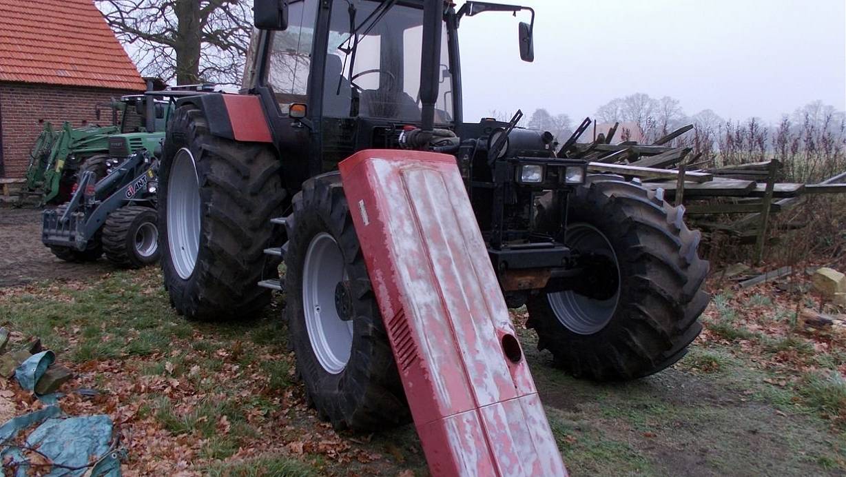 Die Polizei Minden-Lübbecke entdeckte im Januar vier mutmaßlich gestohlene Traktoren auf dem Gehöft in Levern. | © Polizei Minden-Lübbecke
