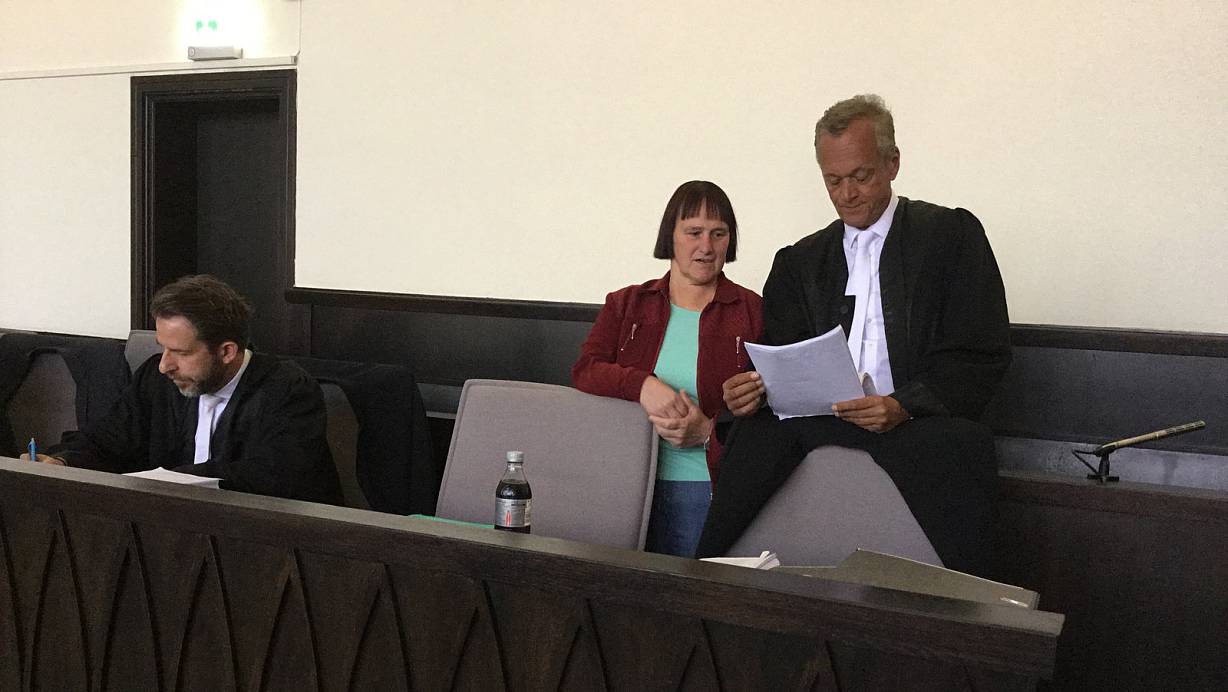 Angelika W. und ihr anwalt Peter Wüller im Paderborner Landgericht. | © Jutta Steinmetz