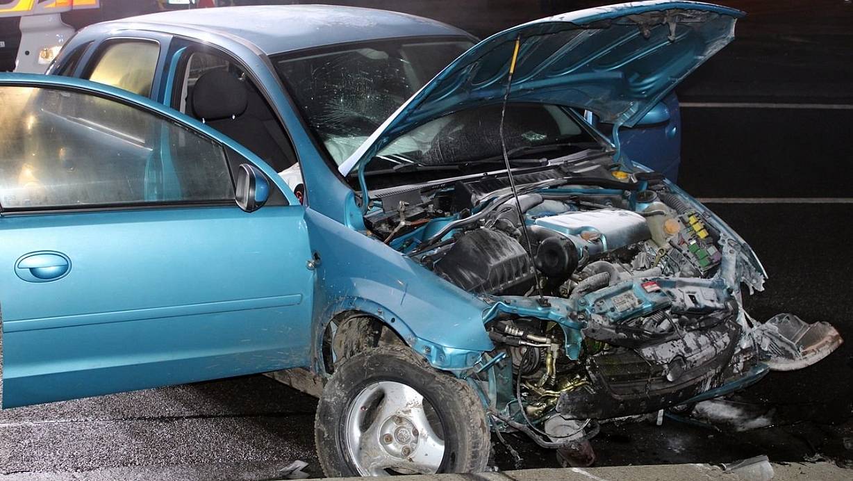 Am Wesertor in Minden war ein angetrunkener Autofahrer aus Enger mit überhöhter Geschwindigkeit frontal gegen ein Brückengeländer geprallt.  | © Polizei