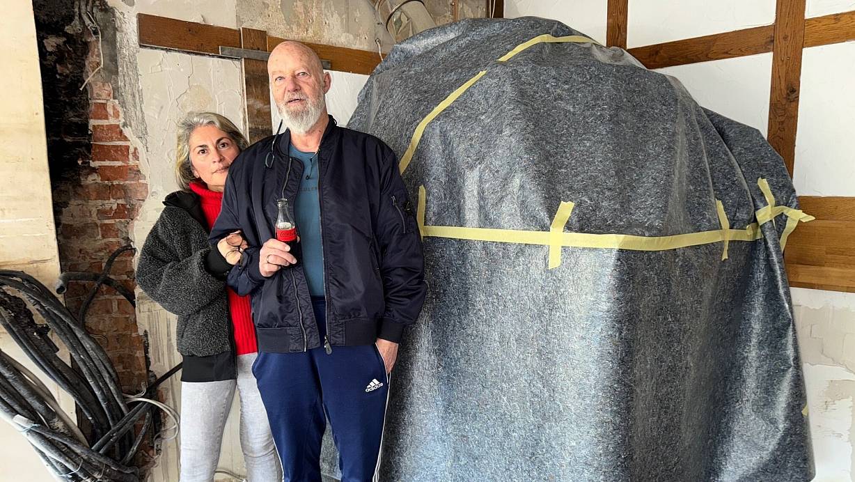 Patricia Bötte-Pastor und Thorsten Bötte stehen in ihrem komplett leer geräumten Restaurant in Verl im Kreis Gütersloh. Nur der Pizzaofen aus Stein ist - gut verpackt - noch da. In der Wand klafft ein riesiges Loch. | © Markus Voss