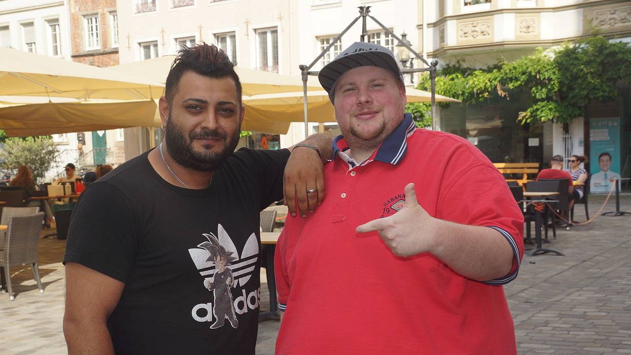 Daniel Neumann alias D-Kais (r.) und Elvis Decany sind dicke Freundeund haben jetzt gemeinsam einen Song aufgenommen. Die Single erscheint Ende des Monats. | © Marion Bulla