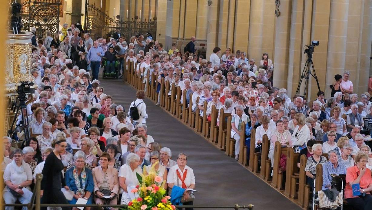 Viele Frauen und auch einige Männer kamen zu Libori in Weiß gekleidet in den Dom, um ein Zeichen zu setzen. | © Andreas Zobe